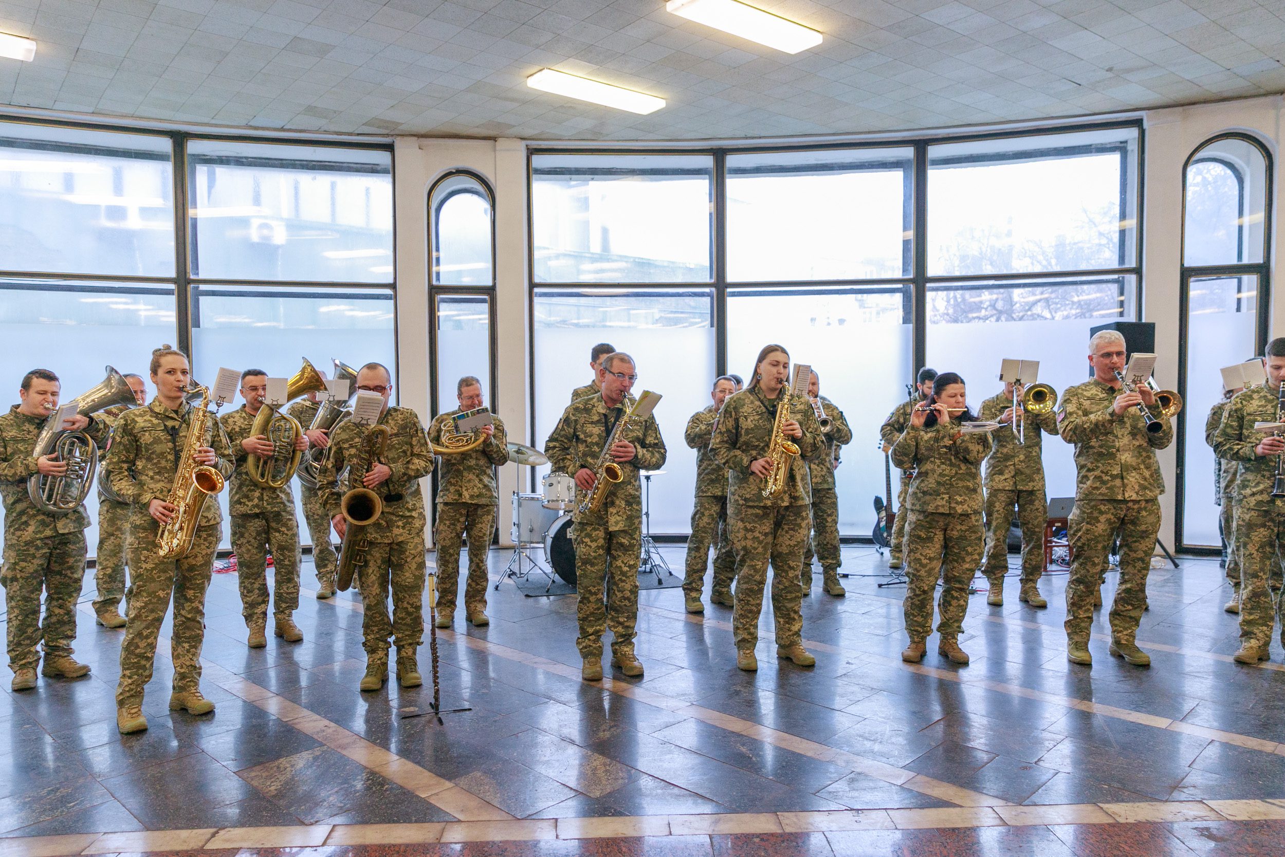 До Дня Соборності на станції метро «Золоті ворота» військовий оркестр виконав українські мелодії 