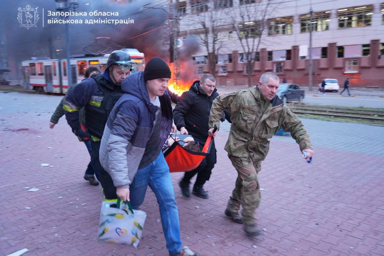 Ворог атакував промислову інфраструктуру в Запоріжжі, щонайменше 30 людей поранені