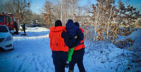 На Білоцерківщині врятували двох дітей, які провалилися на тонкій кризі ставка (фото)