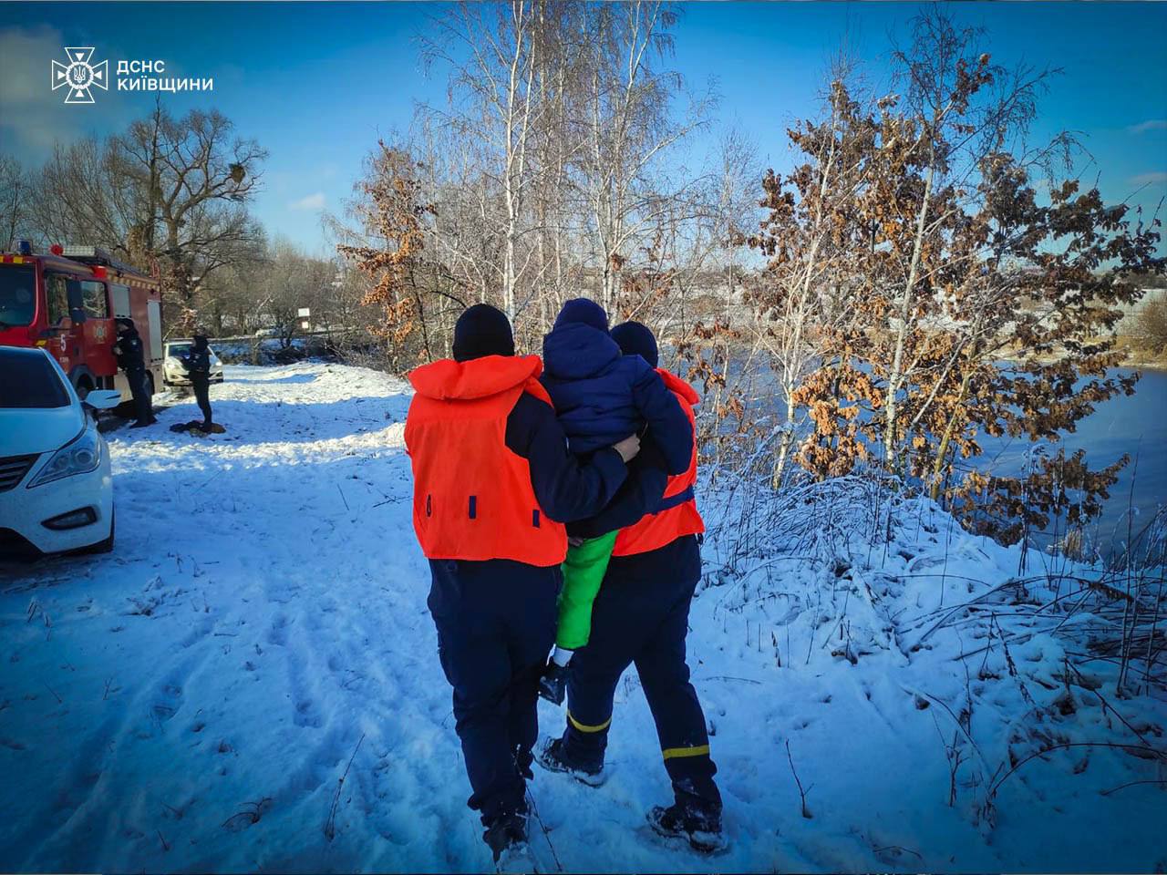 На Білоцерківщині врятували двох дітей, які провалилися на тонкій кризі ставка (фото)