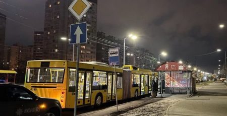 Напад у київській маршрутці: чоловік порізав обличчя підлітка через гучну музику