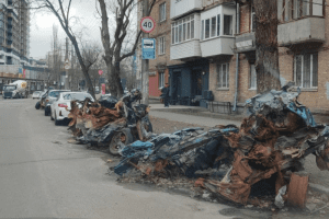 У Києві почнуть вивозити з вулиць автівки, які постраждали внаслідок влучань ворожих ракет і дронів