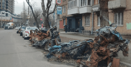 У Києві почнуть вивозити з вулиць автівки, які постраждали внаслідок влучань ворожих ракет і дронів