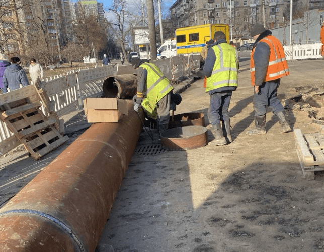 Біля метро «Лук’янівська» замінили ділянку трубопроводу, пошкодженого під час ворожої атаки 18 січня