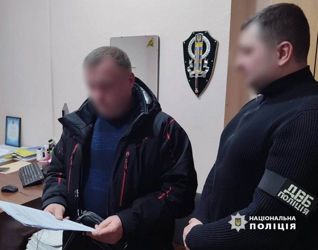 Столичні поліцейські викрили фіктивне навчання в автошколі та видачу талонів в ТСЦ МВС поза чергою