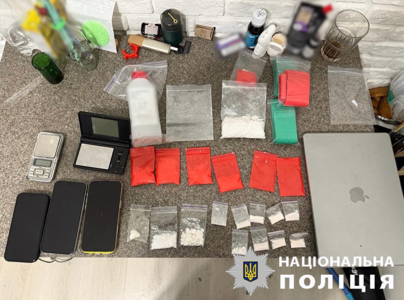 На Київщині учасники ОЗГ збували амфетамін оптовими партіями через поштові відділення (фото)