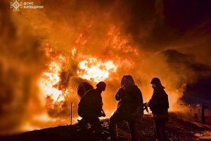 На Київщині внаслідок ворожої атаки БпЛА сталась пожежа на промпідприємстві, пошкоджено елеватор, приватні будинки, авто (фото)