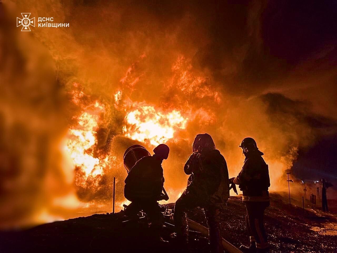 На Київщині внаслідок ворожої атаки БпЛА сталась пожежа на промпідприємстві, пошкоджено елеватор, приватні будинки, авто (фото)