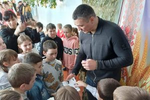 На Київщині Усик підтримав школярів на змаганнях «Пліч-о-пліч Всеукраїнські шкільні ліги» На Київщині Усик підтримав школярів на змаганнях «Пліч-о-пліч Всеукраїнські шкільні ліги»