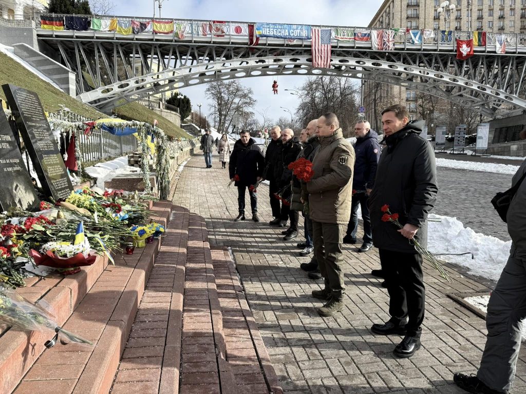 "Дякуємо тим, хто нині тримає стрій", — Артур Палатний разом з волонтерами та УДАРівцями вшанував пам’ять Героїв Небесної Сотні