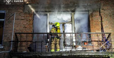 У Києві при пожежі в будинку на вулиці Ґарета Джонса врятували трьох дітей та двох дорослих