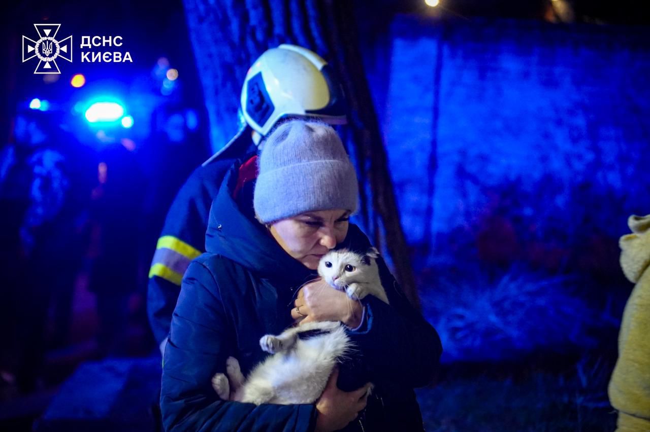 У Києві при пожежі в будинку на вулиці Ґарета Джонса врятували трьох дітей та двох дорослих