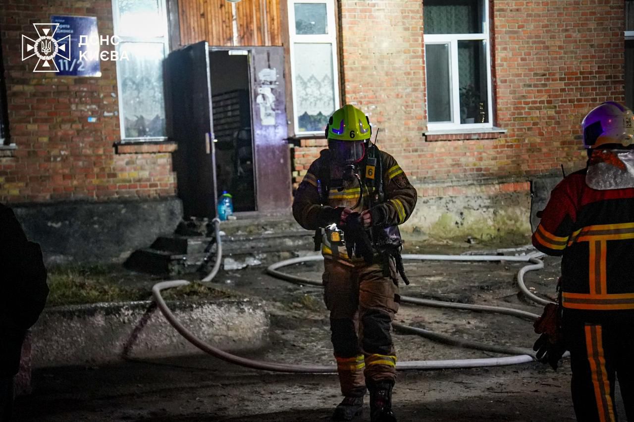 У Києві при пожежі в будинку на вулиці Ґарета Джонса врятували трьох дітей та двох дорослих