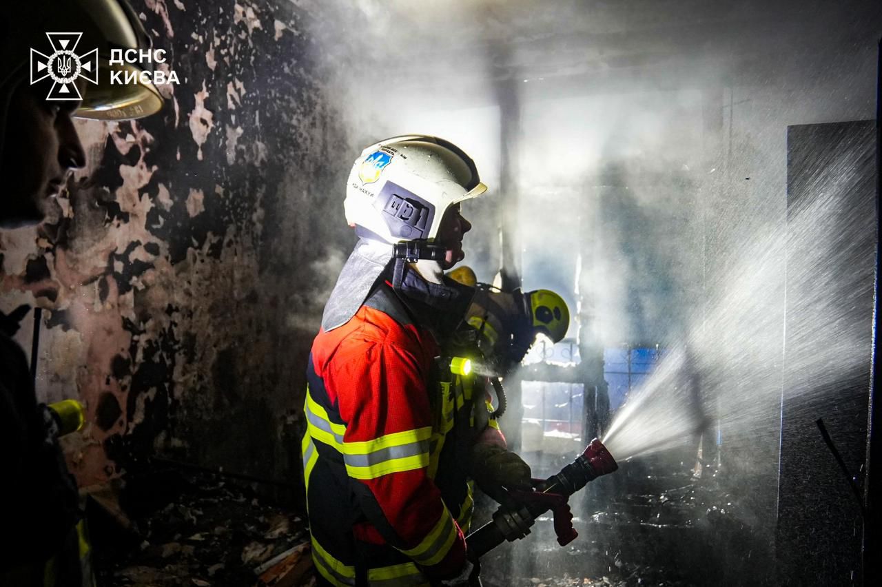 У Києві при пожежі в будинку на вулиці Ґарета Джонса врятували трьох дітей та двох дорослих