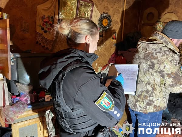 У Києві чоловік під час сварки пирнув дружину ножем та кинув її стікати кров’ю 