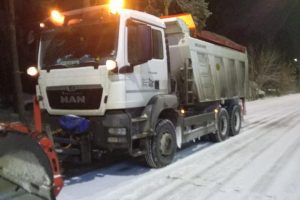 На дорогах Києва та області сніг прибирають понад три сотні одиниць спецтехніки