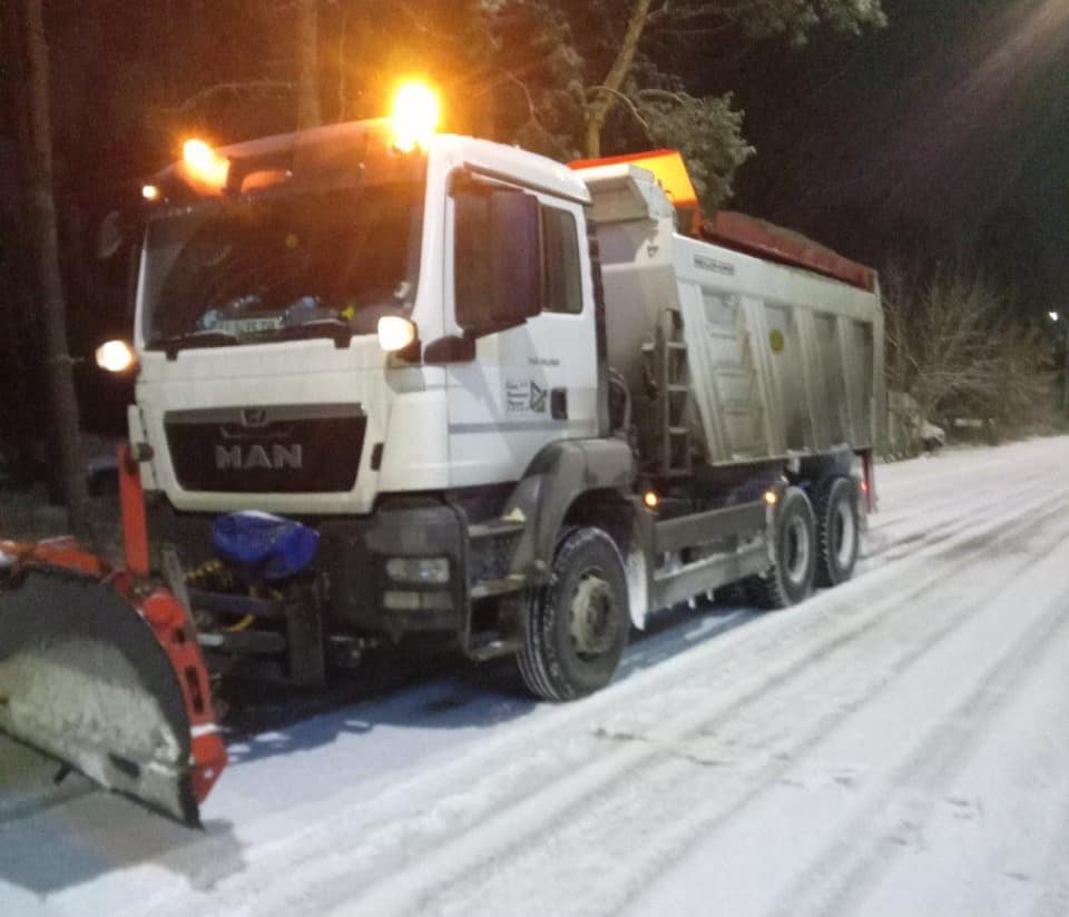 На дорогах Києва та області сніг прибирають понад три сотні одиниць спецтехніки