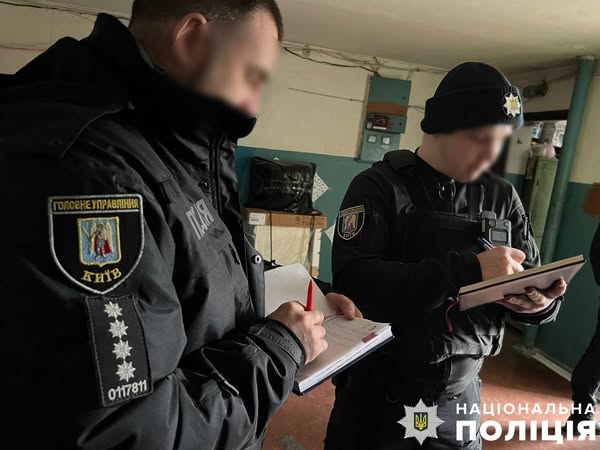 У Києві чоловік під час сварки пирнув дружину ножем та кинув її стікати кров’ю 