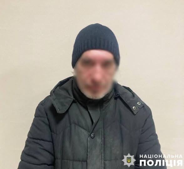 У Києві чоловік під час сварки пирнув дружину ножем та кинув її стікати кров’ю 