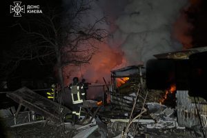 У Києві уламки ворожих БпЛА впали у трьох районах, пошкоджено будинки