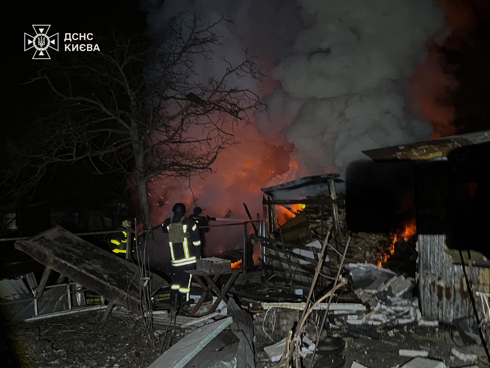 У Києві уламки ворожих БпЛА впали у трьох районах, пошкоджено будинки