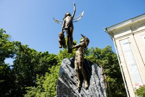 В Нових Петрівцях встановлюють новий памʼятник