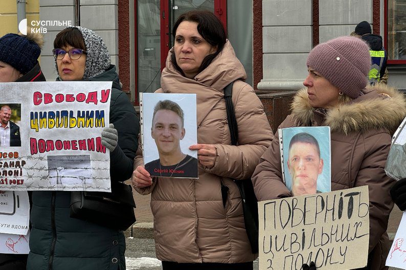 На столичному Подолі близькі цивільних полонених провели акцію-нагадування