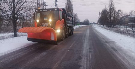 На Київщині триває розчищення та протиожеледна обробка доріг