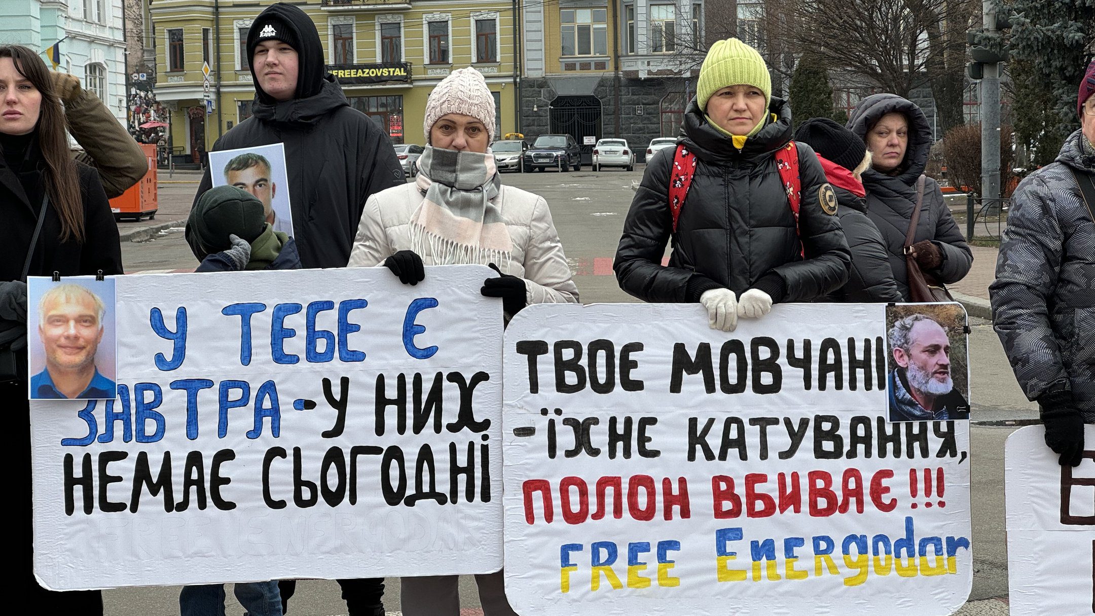 На столичному Подолі близькі цивільних полонених провели акцію-нагадування