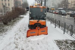 Столичні дороги розчищають від снігу більше ста машин комунальників