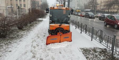 Столичні дороги розчищають від снігу більше ста машин комунальників