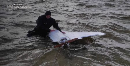 На Київщині у Дніпрі виловили уламки ворожого безпілотника (фото)