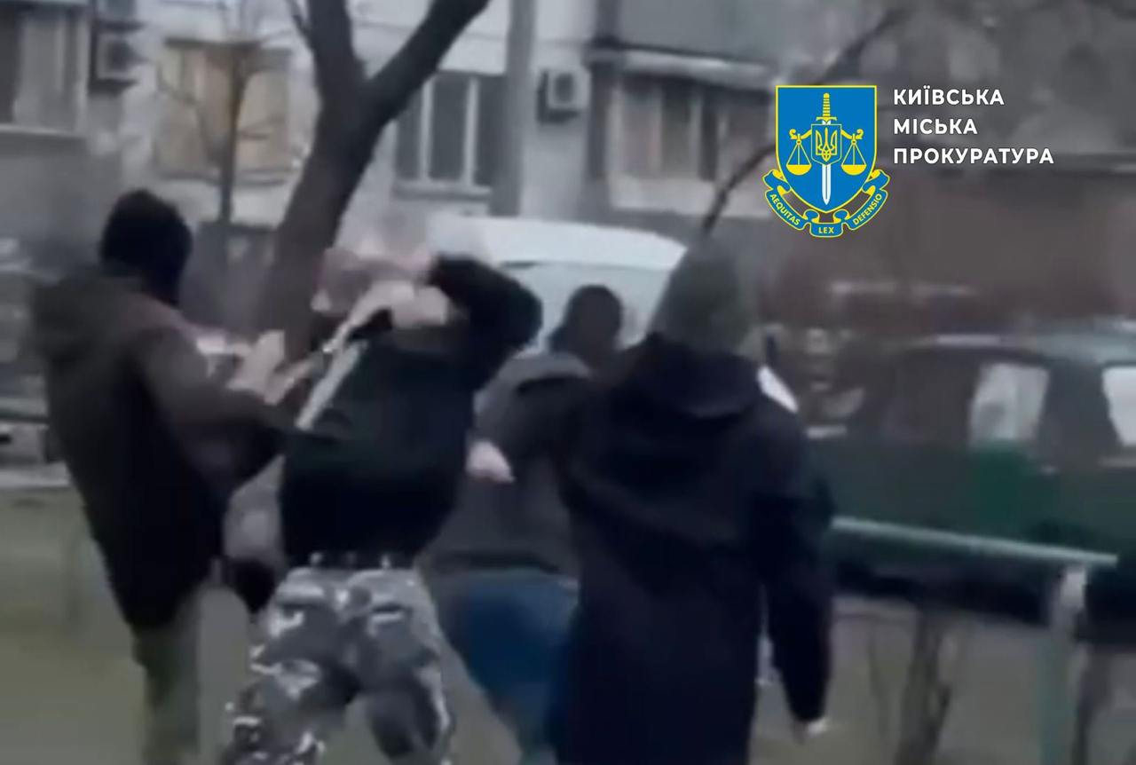 Побиття молодого чоловіка на Оболоні: чотирьом підліткам повідомлено про підозру