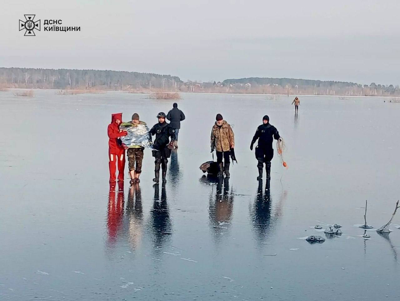 На Київщині з крижаної води врятували двох чоловіків, одна людина загинула (фото)