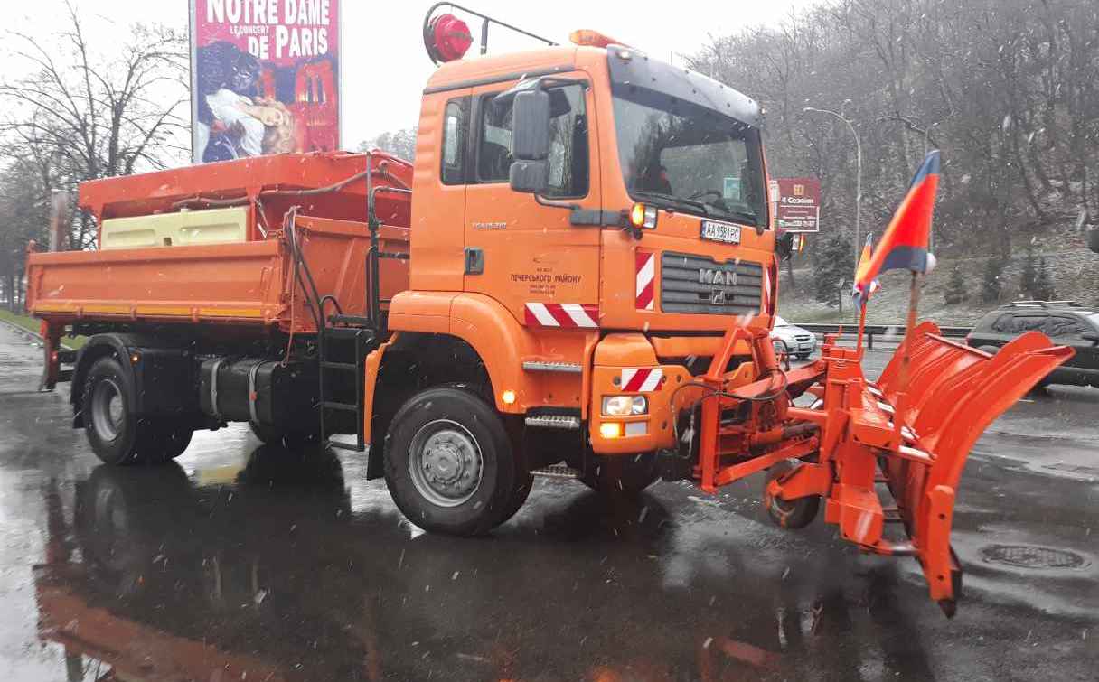 У Києві протиожеледну обробку доріг і тротуарів проводять 108 одиниць спецтехніки “Київавтодору”