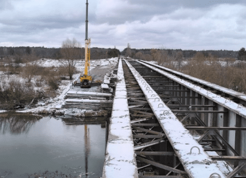 На Київщині йде відбудова мосту через річку Тетерів