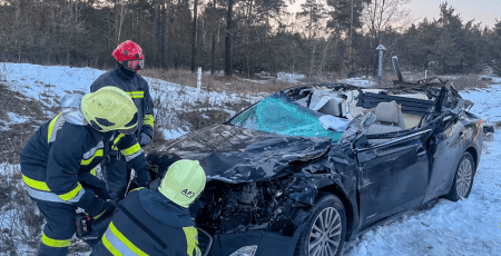 В Оболонському районі вантажівка розчавила легковик (фото)