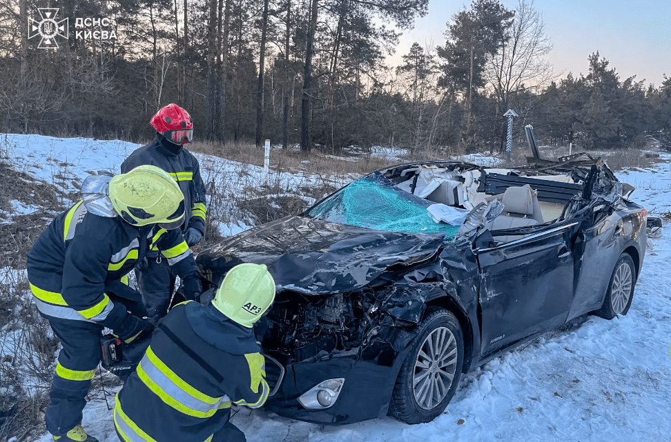 В Оболонському районі вантажівка розчавила легковик (фото)