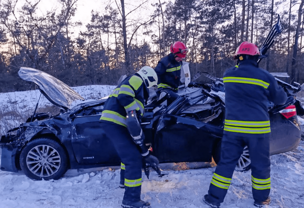 В Оболонському районі вантажівка розчавила легковик (фото)