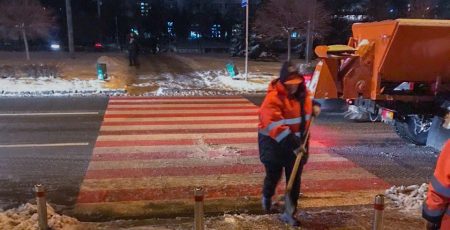 На столичних дорогах працюють 182 одиниці снігоприбиральної техніки