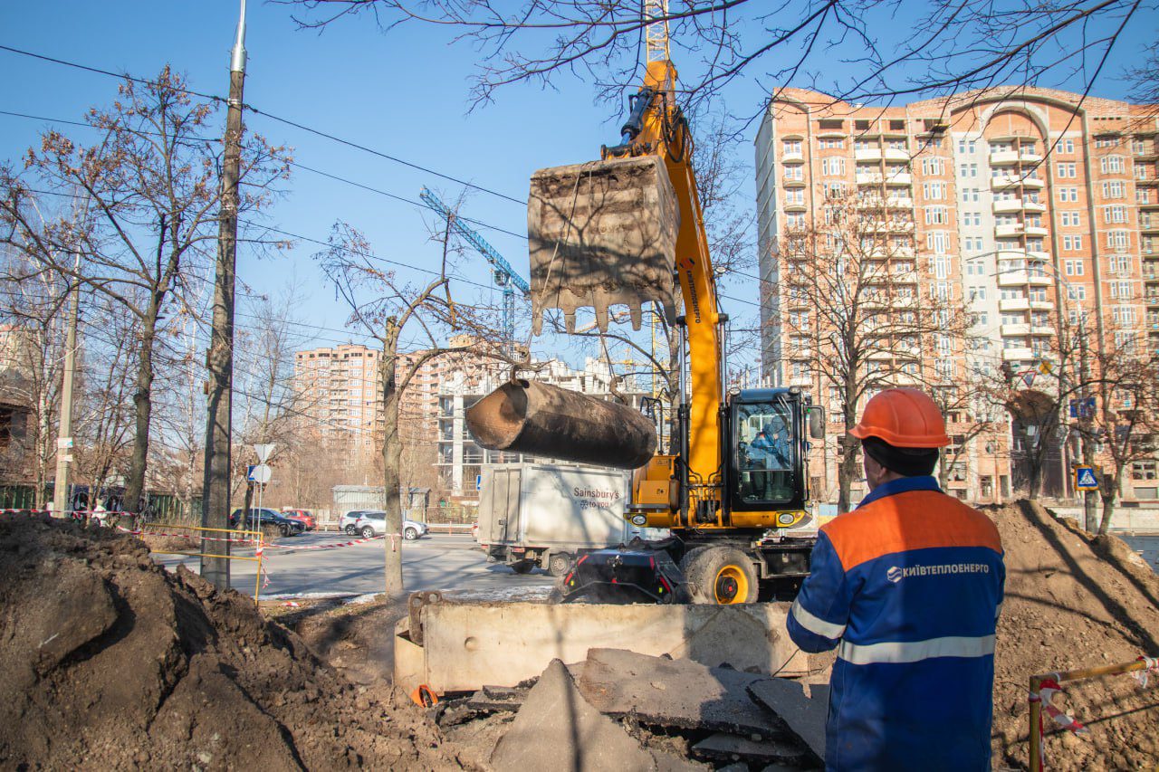 Столичні комунальники відновили теплопостачання для 50 житлових будинків у Голосіївському районі