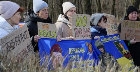 У Києві біля посольства США відбувся мітинг родичів військовополонених