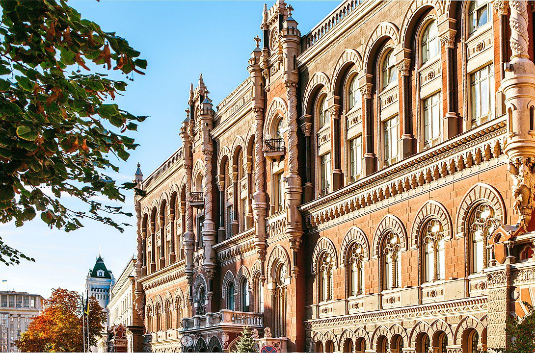 Нацбанк на 200 тис. гривень закуповує цукерок