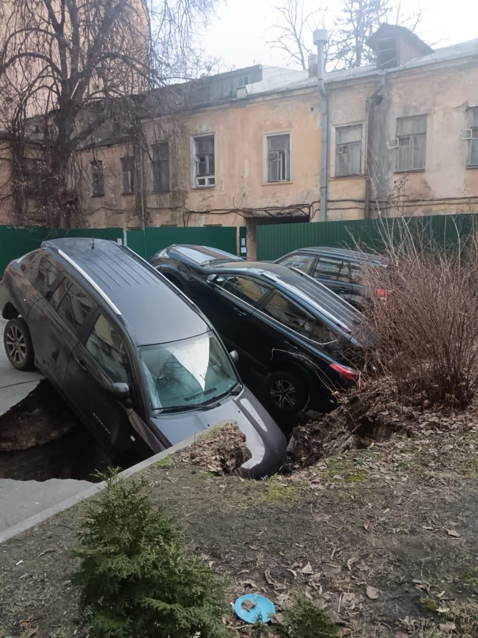 У середмісті Києва три автівки провалилися під асфальт У середмісті Києва три автівки провалилися під асфальт