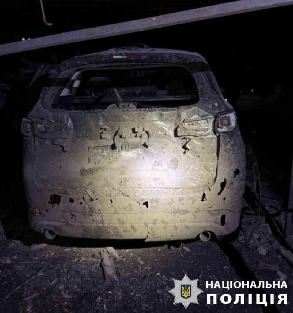 На Київщині внаслідок ворожої атаки БпЛА сталась пожежа на промпідприємстві, пошкоджено елеватор, приватні будинки, авто (фото)