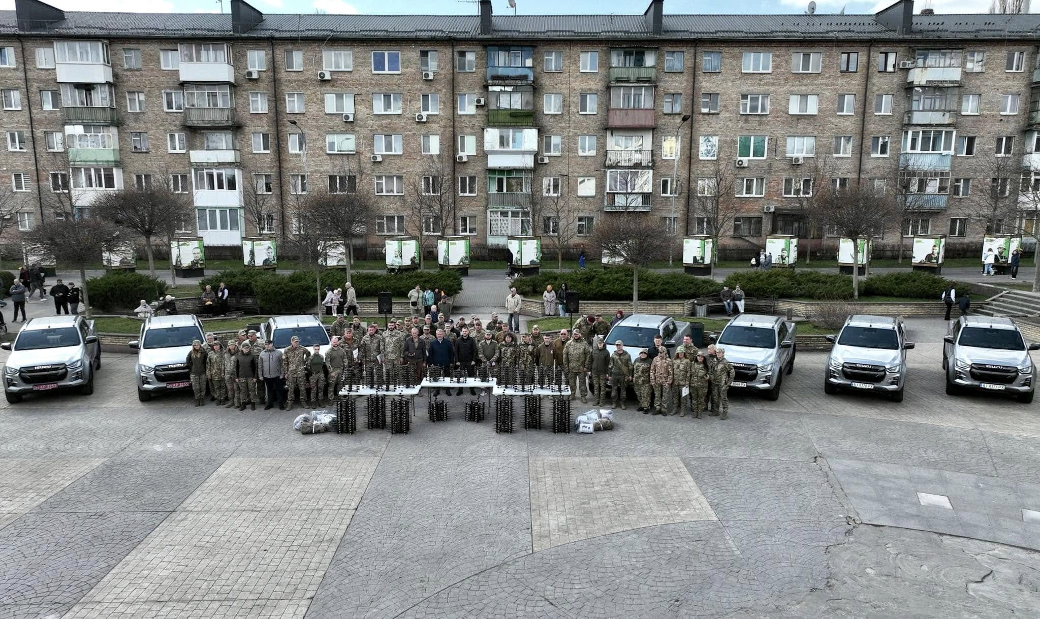 Голова Київської ОДА разом із Бучанським міським головою передали захисникам України 7 пікапів та 200 FPV-дронів