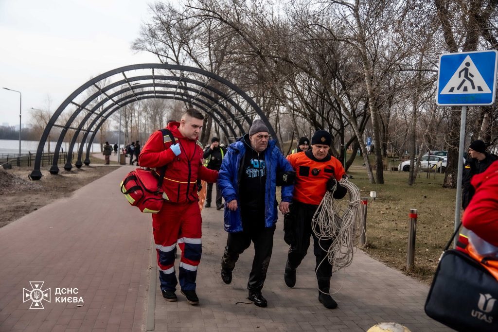 Перехожі кияни врятували рибалку, що провалився під лід на річці Дніпро (фото, відео)