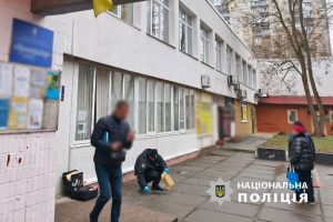 Правоохоронці затримали молодиків, які кинули «коктейль Молотова» у вікно приймальні депутата Київради Сторожука ( фото, відео)