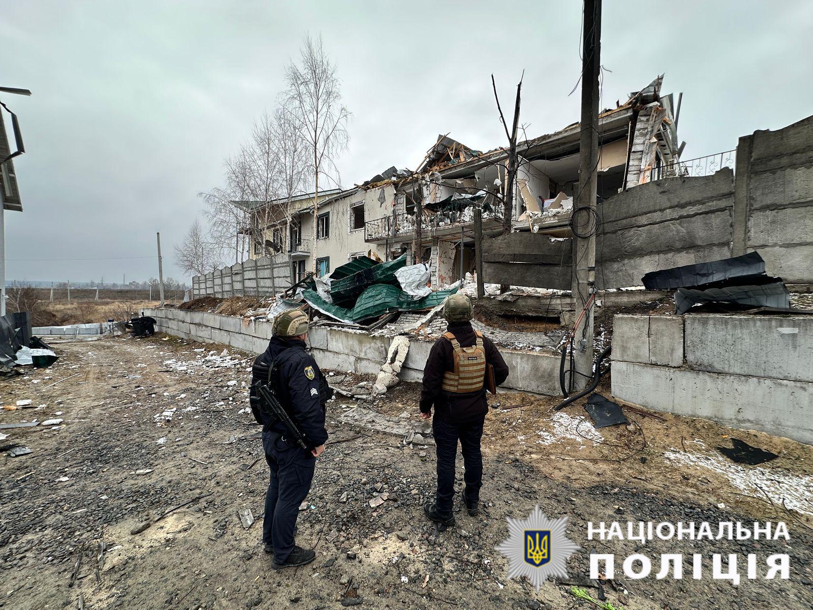 На Київщині уламки збитих ворожих БпЛА пошкодили чотири десятки будинків, постраждали двоє людей