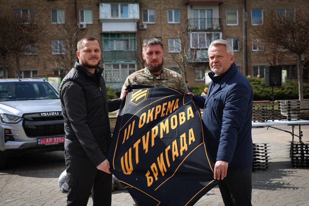 Голова Київської ОДА разом із Бучанським міським головою передали захисникам України 7 пікапів та 200 FPV-дронів